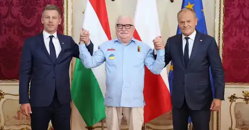 Фото: facebook.com/gdansk Екс-президент Польщі Валенса зустрів Мадяра у сорочці з емблемою України - INFBusiness