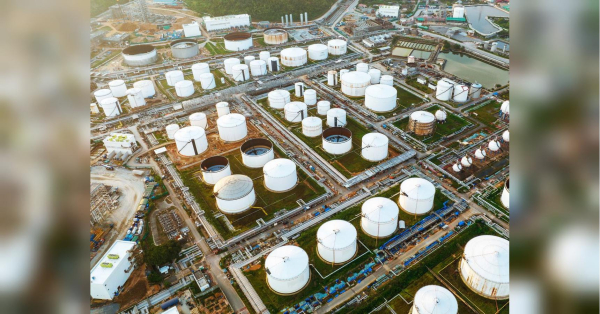 Війна в Ірані вичерпує не тільки світові запаси нафти. США теж використовують свої стратегічні резерви нафти. В результаті стратегічний резерв впав до найнижчого рівня за понад чотири десятиліття. Станом на червень, за даними Міністерства енергетики, Сполучені Штати все ще мали 340,3 мільйона барелів нафти — найнижчий рівень з липня 1983 року. Один барель еквівалентний приблизно 159 літрам. Стратегічні запаси нафти США стрімко тануть - INFBusiness