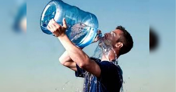 Скільки води пити щодня, щоб не було каменів у нирках: лікарі дали чітку відповідь - INFBusiness