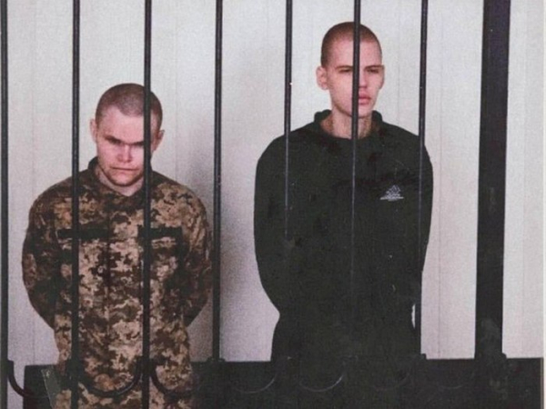 Під час суду в окупованому Донецьку. Дмитро (праворуч) важив тоді 55 кілограмів 700 грамів. На фото він з побратимом «Я стріляв по машині з літерою „Z“, але вигадав, що там були цивільні, аби тільки припинили мене катувати»: колишній полонений «азовець» написав книгу «Окраєць» - INFBusiness