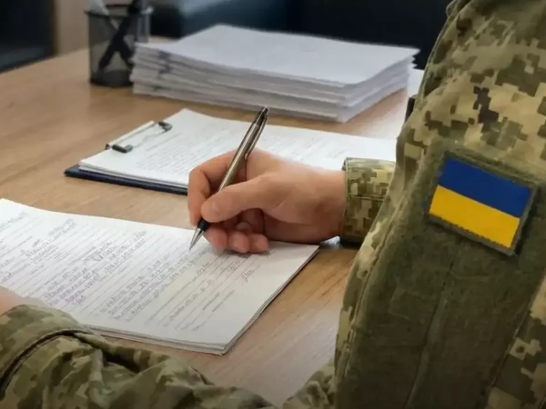 На війні може статися найстрашніше: ваша близька людина може загинути або потрапити у полон. І хоча батькам чи подружжю нічого не компенсує втрату, їм жити далі. Без годівника, опори. Тож держава саме для матеріальної підтримки осиротілих рідних виплачує 15 мільйонів гривень за загиблого родича і щомісячні виплати за полоненого або зниклого безвісти. Але нерідко буває, що найближчою людиною для військового були не родичі першої черги, а друг, дальній родич або кохана (коханий). І саме їх воїн хотів би підтримати у випадку своєї загибелі або полону. Хтось скаже: та ні, закон це не дозволить. Але насправді дозволить, якщо потурбуватись про це заздалегідь. Особисте розпорядження військового щодо розподілу виплат на випадок його загибелі чи полону зберігається у командира - INFBusiness