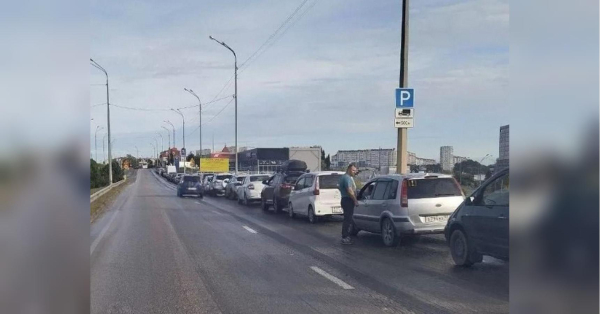 Постійні атаки дронів ЗСУ по російських НПЗ посилюють паливну кризу у країні-окупанті. Ця криза проявляється у запровадженні лімітів на пальне на деяких заправках та в небезпеці для фермерів залишитися без пального напередодні жнив. Ліміти на пальне та загроза зриву збору врожаю: криза у рф наростає - INFBusiness