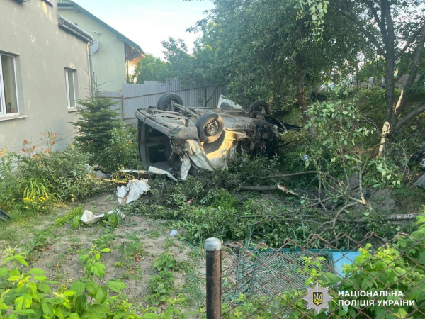 На Львівщині, де невідомий намагався підпалити Ісламський культурний центр, поліція затримала 24-річного водія, який вчинив смертельну ДТП та ймовірно причетний до вбивства матері. Про це повідомляє поліція Львівської області. Молодий львів'янин влаштував смертельну ДТП та зізнався у вбивстві матері - INFBusiness