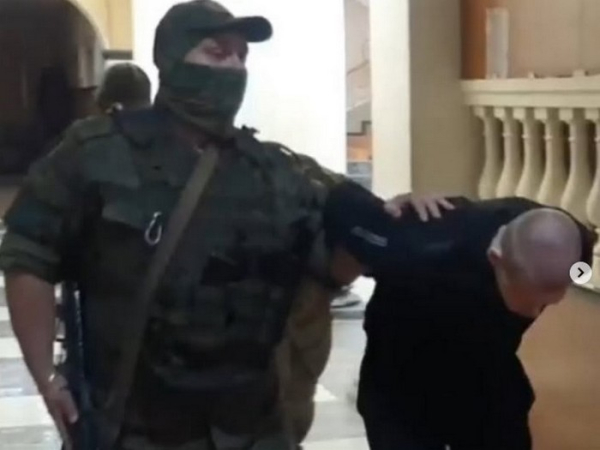 Охоронці ведуть «Расті» в будівлі суду в окупованому Донецьку «Я стріляв по машині з літерою „Z“, але вигадав, що там були цивільні, аби тільки припинили мене катувати»: колишній полонений «азовець» написав книгу «Окраєць» - INFBusiness