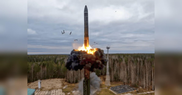 Російська ракета «Орєшнік», якою російські окупанти вже неодноразово вдарили по Україні, здатна нести ядерну боєголовку. Україна не може відстежувати політ «Орєшніка», оскільки наявні радари фіксують ціль лише на фінальній стадії польоту. «Орєшнік» невидимий: експерт про те, хто рятуює Україну від несподіваних ударів - INFBusiness