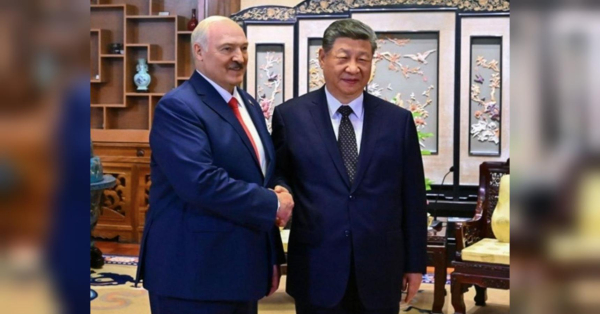 Днями білоруський правитель Олександр Лукашенко відвідав Китай з неанонсованим візитом, де мав зустріч з китайським лідером Сі Цзіньпіном. Сталося це після того, як минулого тижня Лукашенко зустрічався з путіним на Валдаї. Варто відзначити, що вперше за 26 років дружніх стосунків двох правителів не було не лише заяв чи пресрелізів, а навіть фото цієї зустрічі. Китай наполегливо закликав рф та Україну відновити переговори: чому Лукашенко спрацював каталізатором - INFBusiness
