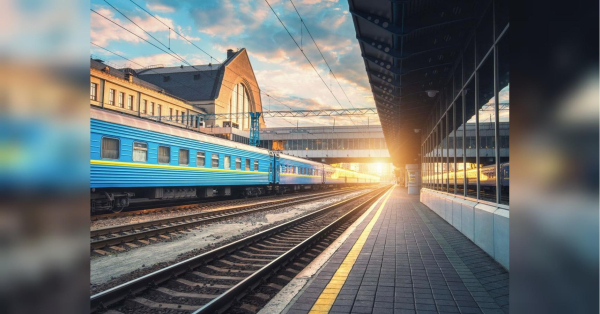Для «Укрзалізниці» літо — завжди піковий період. Щодня фіксується 340 тис. запитів на квитки, при цьому щодня перевозиться 80 тис. людей. Ціна на квитки при цьому зросла. Перевізник вирішив регулярно показувати щотижневі дані по перевезенню дитячих груп та військових, топовим напрямкам й фактичним можливостям. В Україні «сезонна» проблема із залізничними квитками: в «Укрзалізниці» кажуть, що буде ще гірше - INFBusiness
