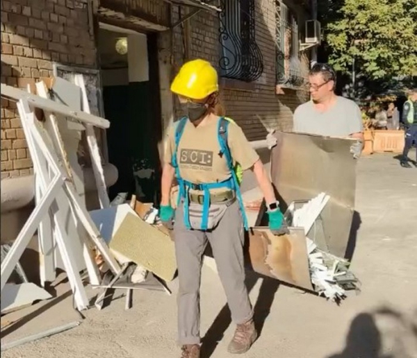 «Після влучання „Шахеда“ з-під завалів ми витягли десь 15 собак і котів»: волонтери спільноти «Київські кажани» допомагають постраждалим людям - INFBusiness