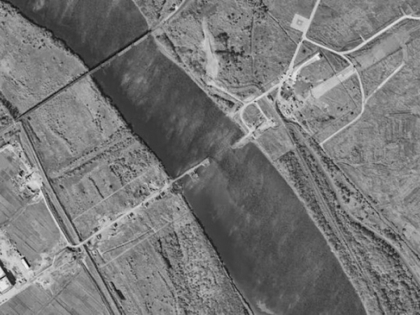 росія та Північна Корея близькі до завершення будівництва мосту, який стане першим автомобільним сполученням між ними. Все це на тлі побоювань, що два дедалі тісніші союзники створюють інфраструктуру для посилення військової співпраці у війні в Україні. Міст перетинає річку Туманна (Тюмень), між селищем Хасан на Далекому Сході росії та прикордонним містом Туманганг у Північній Кореї, віддаленою, малонаселеною ділянкою прикордонної території, де річка позначає останні кілька миль кордону, перш ніж досягти узбережжя. росія і КНДР завершують підготовку маршруту для таємних військових поставок - INFBusiness