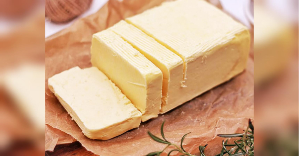 Вершкове масло є одним із тих продуктів, для яких правильні умови зберігання мають вирішальне значення. Навіть незначне порушення температурного режиму або пошкодження упаковки може негативно вплинути не лише на смакові властивості, а й на безпечність продукту. Про це нагадали у Держпродспоживслужбі. Як вибрати справжнє вершкове масло: прості способи перевірки ще в магазині - INFBusiness