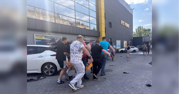 Росіяни продовжують обстрілювати Україну. Вдень 2 липня ворог обстріляв Запоріжжя. Про це повідомив керівник ОВА Іван Федоров. Росіяни вдарили по фітнес-центру у Запоріжжі: момент потрапив на відео - INFBusiness