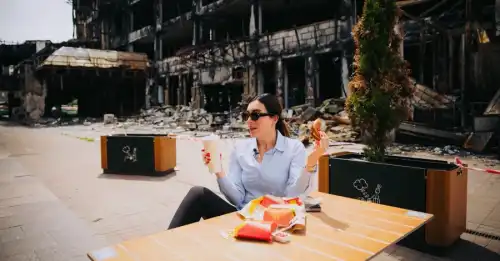 Фото: сторінка Х Laura Loomer Підпишіться на нас в Google додати зараз Головна блогер Maga та Ухо Трампа: хто така Лора Лумер і навіщо вона приїхала в Україну - INFBusiness