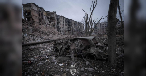 Російські війська продовжують наступ на Костянтинівку Донецької області одразу з трьох напрямків. Захоплення міста може дати окупантам можливість посилити тиск на інші населені пункти Донбасу та стати додатковим аргументом для москви під час міжнародних переговорів, пише Financial Times. «Пояс фортець» Донбасу під загрозою: навіщо путін кидає сили на Костянтинівку - INFBusiness