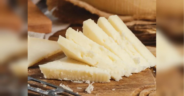 Приготувати твердий сир у домашніх умовах можна без спеціального обладнання та складних ферментів. Для цього знадобляться лише якісні молочні продукти та кілька простих інгредієнтів. Готовий сир має ніжну текстуру, добре плавиться й підходить для бутербродів, повідомляє УНН. Як приготувати твердий сир в домашніх умовах - INFBusiness