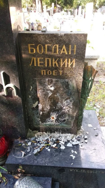У Польщі поглумилися над могилою видатного українця: МЗС зробило заяву - INFBusiness