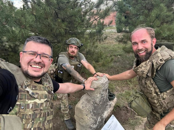 Ігор Климович (в центрі), Олександр Алфьоров (ліворуч) і побратим «Аніматор» втрьох рятували кам’яних половецьких «баб», коли фронт наблизився до місця, де стояли ці древні скульптури. Фото з відкритих джерел «З істориком Алфьоровим мій чоловік і його побратим врятували біля лінії фронту реліквії, яким майже 1000 років»: дружина воїна «Африки» - INFBusiness