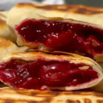 Ці пиріжки з вишнею готуються без духовки: простий рецепт хрусткого літнього десерту за 5 хвилин - INFBusiness