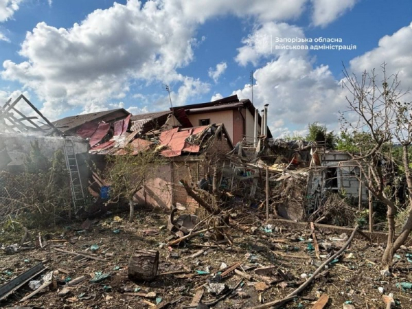 Вдень 10 липня росіяни авіабомбами атакували центр Запоріжжя. Вже відомо про одного загиблого, ще четверо людей поранені, серед поранених є дитина. Росіяни завдали удару по центру Запоріжжя: кількість постраждалих зростає, є загиблі (фото, відео) - INFBusiness