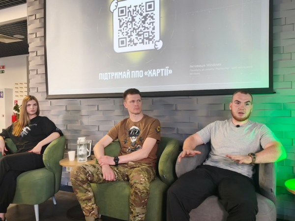 Бійці дивізіону ППО ARCUS прикривають небо над позиціями підрозділів «Хартії» на Харківському напрямку. На фото зліва-направо: Владислава «Сімка», Максим «Скрипач», Андрій «Якір». Фото автора Нові ворожі БпЛА зроблено з матеріалу, схожого на папір, тому їх не бачать радари: в «Хартії» придумали, як засікати дрони-невидимки - INFBusiness