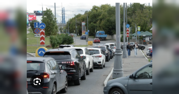 В росії у розпалі друга хвиля дефіциту пального. Від початку серпня українські сили щонайменше 21 раз атакували російські НПЗ. Це рекордний показник за місяць, пише Bloomberg. росію накрила нова паливна криза: бензин зникає навіть у москві - INFBusiness