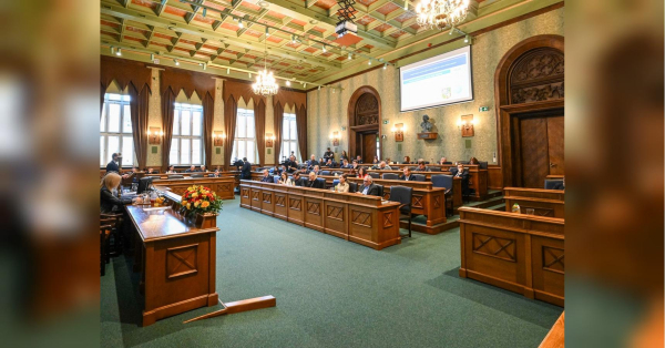 6 серпня у стінах міськради польського Вроцлава сталася суперечка між місцевими політиками. Причиною сварки став проєкт резолюції, яку подала партія «Лівиця вперед» (пол. Lewica Wprzód) — коаліційна група лівих депутатів, яка активно виступає за захист прав людини та соціальну рівність. У документі, зокрема, висловлюється протест проти зростаючої хвилі «агресії, ненависті та насильства за національною ознакою». Про це пише сайт Onet. «Безпека українців не важливіша за безпеку інших мешканців Вроцлава»: депутати пересварились під час прийняття резолюції - INFBusiness