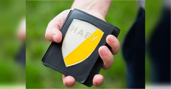 Позаштатного агента НАБУ затримали за організацію фіктивного працевлаштування військовозобов’язаних до структур, пов’язаних із ГУР, для уникнення мобілізації. Як повідомив колишній прокурор САП Станіслав Броневицький, мова йде про Олексія Гончара, який міг використовуватися антикорупційними органами для провокацій людей на отримання хабарів. Позаштатного агента НАБУ із судимістю спіймали на фіктивному працевлаштуванні ухилянтів, — експрокурор САП Броневицький - INFBusiness