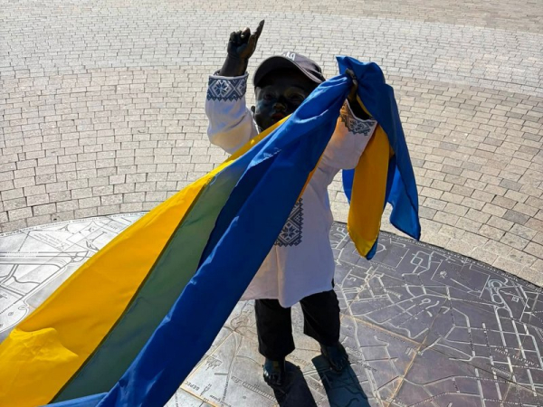 Скульптури малюків-засновників Києва переодягли з нагоди Дня Державного Прапора і Дня Незалежності (фото) - INFBusiness