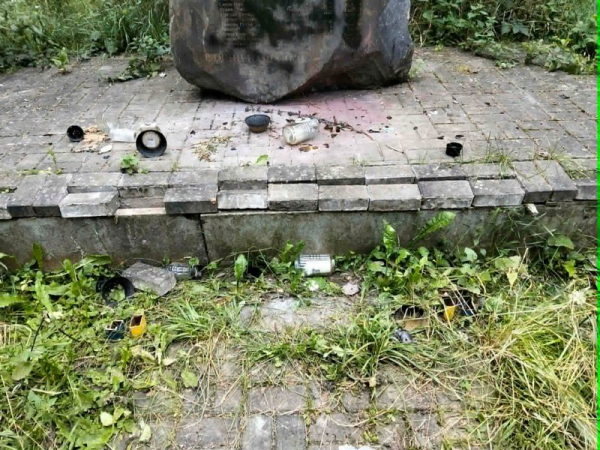 Посольство України в Республіці Польща заявило про повторний акт вандалізму щодо українського місця пам’яті в урочищі Білосток поблизу села Ліски Люблінського воєводства. Невідомі вчинили акт вандалізму на місці вшанування загиблих українських воїнів у Польщі - INFBusiness