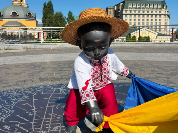 Скульптури малюків-засновників Києва переодягли з нагоди Дня Державного Прапора і Дня Незалежності (фото) - INFBusiness
