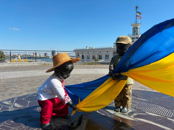Скульптури малюків-засновників Києва переодягли з нагоди Дня Державного Прапора і Дня Незалежності (фото) - INFBusiness