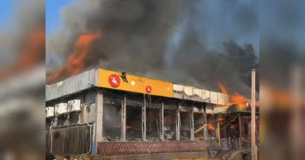Вранці 20 серпня росіяни вдарили дроном по магазину у Словʼянську на Донеччині. Троє людей отримали поранення, повідомив очільник міста Вадим Лях. У Слов'янську дрон атакував маркет «Аврора» з покупцями, у Краматорську — бібліотеку, а у Херсоні — музей: є поранені (фото, відео) - INFBusiness