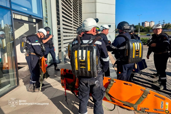 Росіяни продовжують обстрілювати Україну. 21 серпня російські війська двічі атакували безпілотниками торговельний центр у Кривому Розі, внаслідок ударів загинули 6 людей, ще 91 дістала поранень, серед постраждалих є діти. Про це повідомив керівник Дніпропетровської ОВА Олександр Ганжа. рф атакувала найбільший ТЦ Кривого Рогу: шість загиблих, 91 постраждалий — серед них діти (фото) - INFBusiness