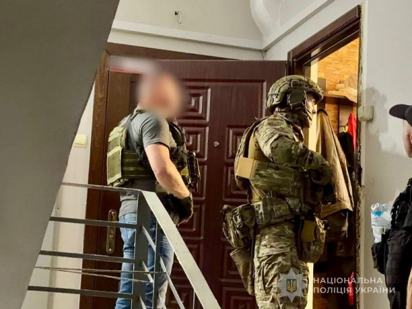 В Одесі, де запобігли замовному вбивству судді, 50-річний чоловік із мисливської рушниці вбив своїх батьків та поранив брата. Після скоєного він забарикадувався у квартирі, а коли на місце прибули поліцейські — застрелився. Про це повідомило ГУ Нацполіції в Одеській області. Кривава розправа: чоловік вбив батьків, поранив брата та вчинив самогубство в Одесі - INFBusiness