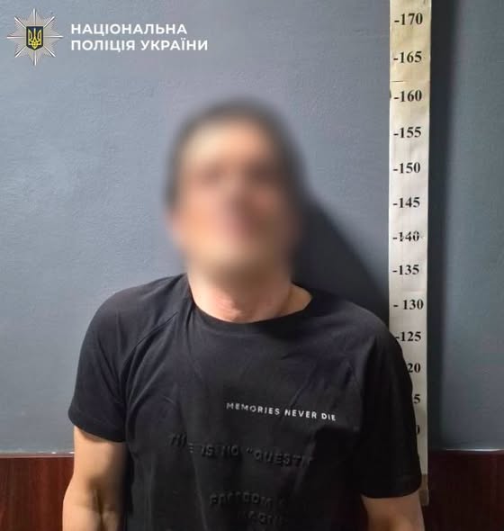 У Києві, де нещодавно 19-річний студент порізав ножем трьох людей, поліцейські затримали чоловіка за вбивство сусіда по хостелу. Про це повідомляє столична поліція. Різанина в київському хостелі: вбивця виявився військовим (фото) - INFBusiness
