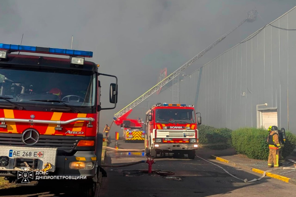 Росіяни продовжують обстрілювати Україну. 21 серпня російські війська двічі атакували безпілотниками торговельний центр у Кривому Розі, внаслідок ударів загинули 6 людей, ще 91 дістала поранень, серед постраждалих є діти. Про це повідомив керівник Дніпропетровської ОВА Олександр Ганжа. рф атакувала найбільший ТЦ Кривого Рогу: шість загиблих, 91 постраждалий — серед них діти (фото) - INFBusiness