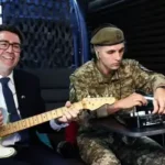 Прем’єр Британії Бернем у Києві проїхався у метро та зіграв на гітарі - INFBusiness