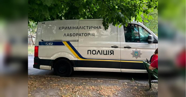 У Києві, де нещодавно 19-річний студент порізав ножем трьох людей, поліцейські затримали чоловіка за вбивство сусіда по хостелу. Про це повідомляє столична поліція. Різанина в київському хостелі: вбивця виявився військовим (фото) - INFBusiness