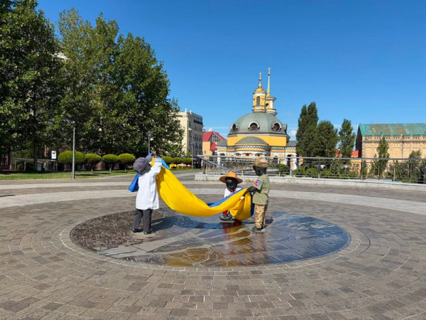 Скульптури малюків-засновників Києва переодягли з нагоди Дня Державного Прапора і Дня Незалежності (фото) - INFBusiness