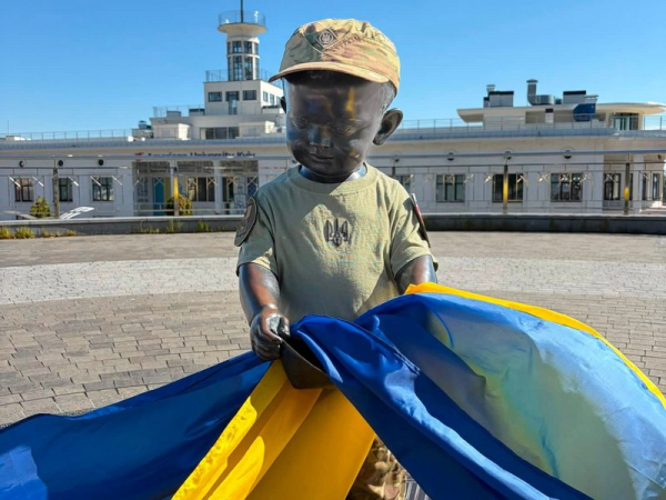 Скульптури малюків-засновників Києва переодягли з нагоди Дня Державного Прапора і Дня Незалежності (фото) - INFBusiness