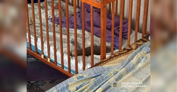 Уночі російські війська продовжили терор цивільного населення Херсона. По обласному центру ворог завдав кількох ударів безпілотниками різних типів, повідомляє поліція Херсонської області. У Херсоні боєприпас російського дрона впав прямо в ліжечко дитини, що спала, і дивом не розірвався (фото) - INFBusiness