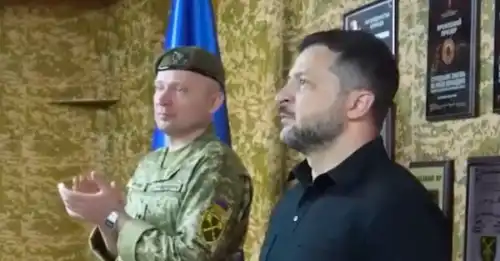 Фото: Скріншот з відео facebook.com/zelenskyy.official Підпишіться на нас в Google додати зараз Зеленський разом із Драпатим відвідали підрозділи ЗСУ на Олександрівському напрямку - INFBusiness
