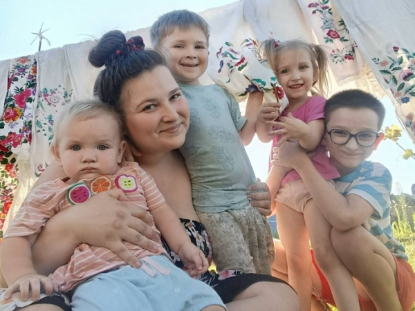 Щоб виробляти крихітні горщики й миски, придбала гончарний круг: майстриня з Полтавщини відроджує українську піч у мініатюрі - INFBusiness