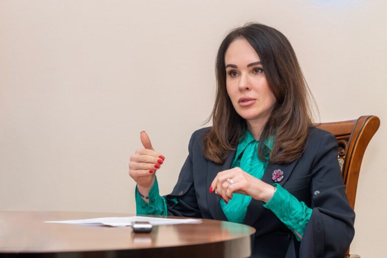 19 серпня 2026 року Національне антикорупційне бюро та Спеціалізована антикорупційна прокуратура розпочали те, що вже назвали найгучнішою операцією сезону. НАБУ оголосило про проведення спецоперації з викриття злочинної організації під керівництвом чинного та колишнього народних депутатів, за участі високопосадовців Офісу президента України. Кодова назва — «Форест Гамп» — містить свою іронію: у класичному американському фільмі простодушний герой ненароком опиняється в центрі всіх ключових подій. У цьому розслідуванні все навпаки — фігуранти діяли цілком усвідомлено. Zaxid Мудра і 150 мільйонів: що об’єднує «Форест Гамп», «Мідас» і «Сенс Банк» - INFBusiness