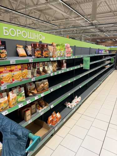 Фото: з Treads Підпишіться на нас в Google додати зараз Від порожніх полиць до скорочень: як масовані удари по складах відбиваються на товарах, цінах та людях - INFBusiness