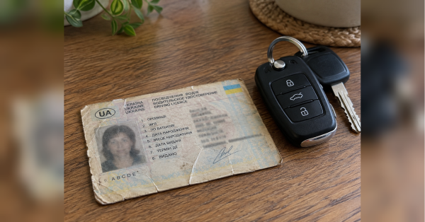 В той час як в Україні запровадили нові правила складання іспиту на посвідчення водія, у частини автомобілістів залишаються посвідчення водія у формі паперової книжечки. Якщо у вас саме таке посвідчення і ви хочете його замінити на сучасне, не поспішайте звертатися до так званих «помічників» у соціальних мережах чи месенджерах. Зловмисники можуть пропонувати оформити сучасне посвідчення водія онлайн, без відвідування сервісного центру МВС, а натомість вимагати передоплату та фотографії документів. Обмін паперового посвідчення водія: як не потрапити на гачок шахраїв - INFBusiness